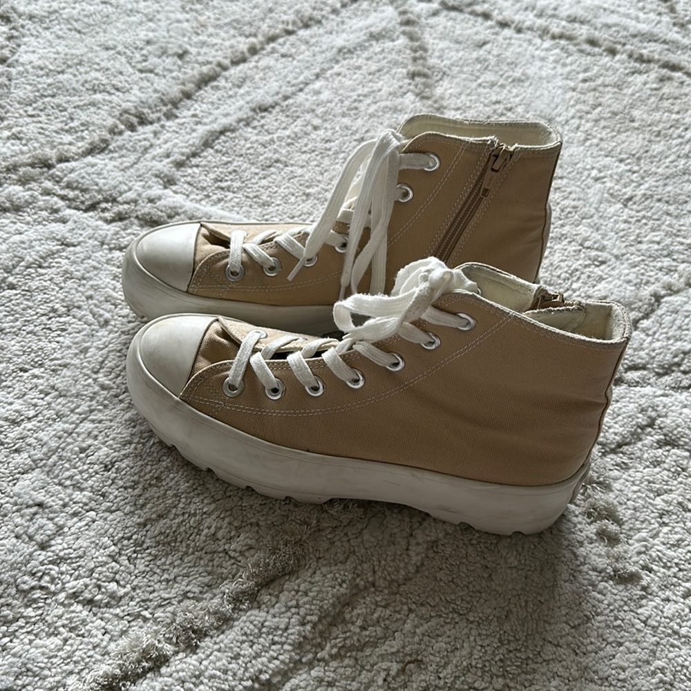 Tan converse